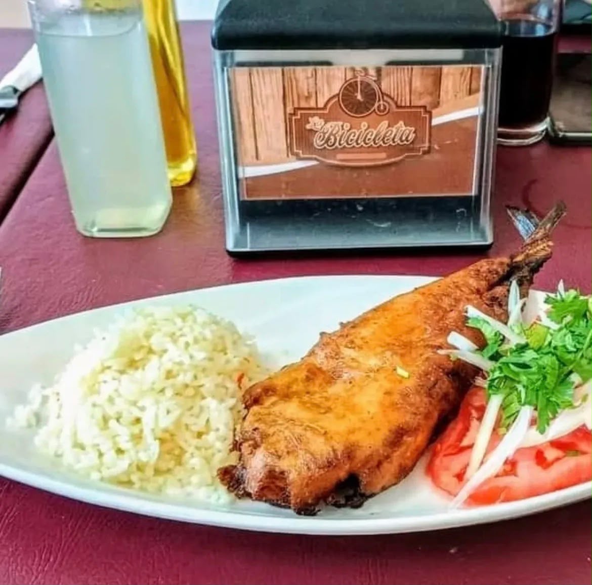 Cocina pescado frito en Restaurant La Bicicleta
