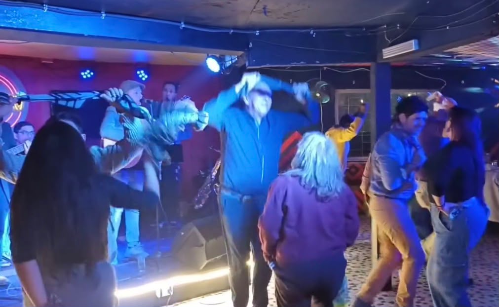 Parejas bailando Cuecas en Restobar El Averno