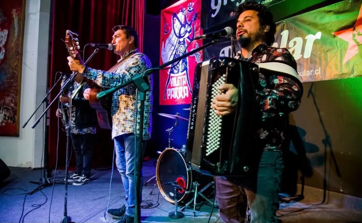 Grupo Los Tricolores, Santiago