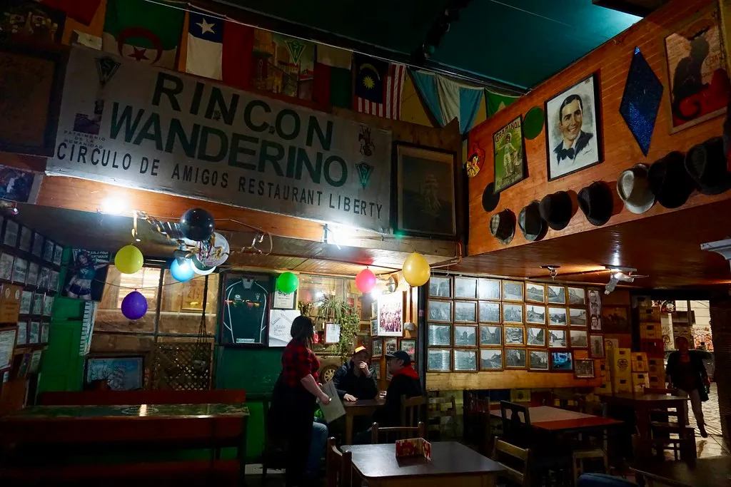 Interior y segundo piso de Bar Liberty en Valparaíso
