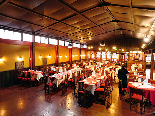 Interior de restaurant El Chancho con Chaleco