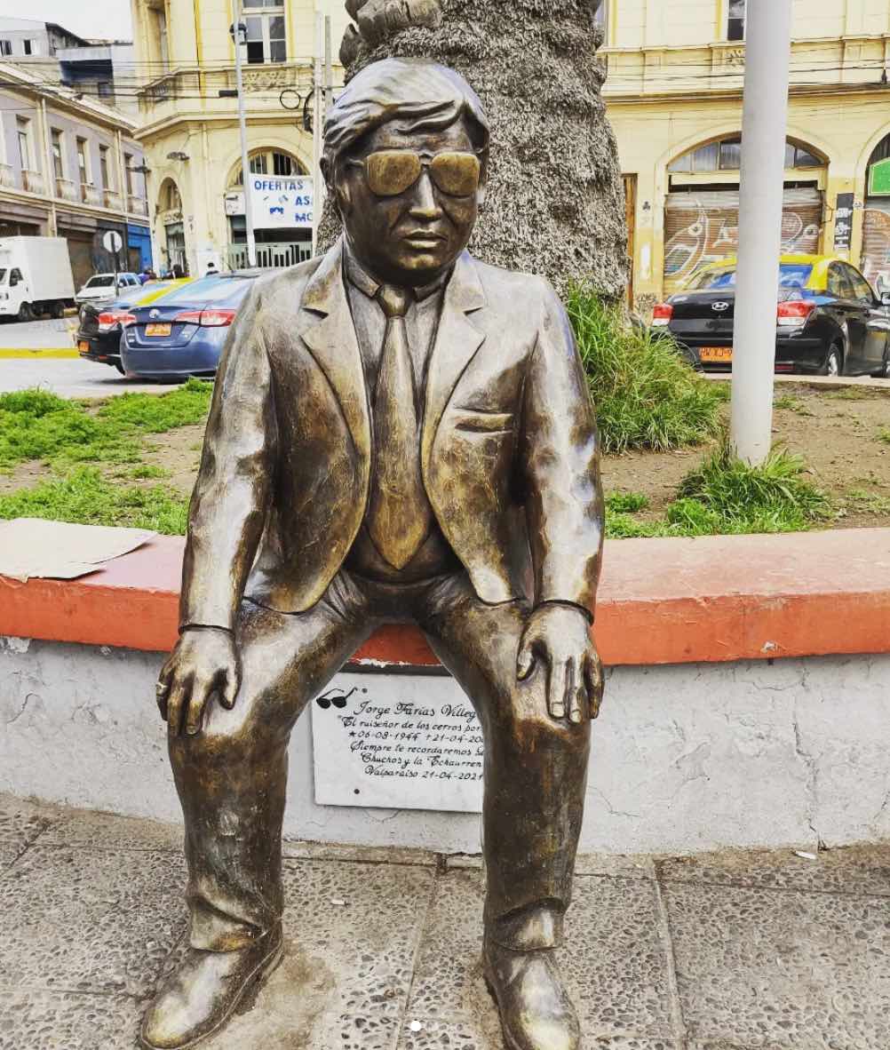 Estatua en honor a Jorge Farías, cantor de la bohemia porteña en Valparaíso