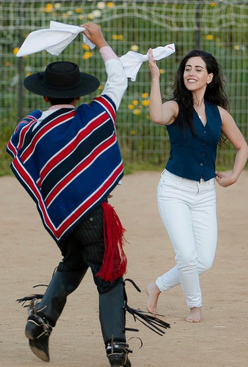 Pareja bailando Cueca Chilena - Macarena Ripamonti