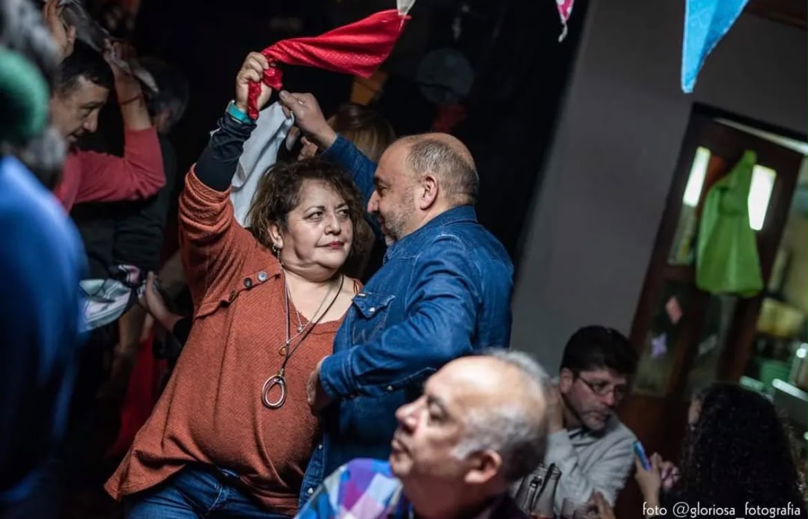 Público bailando cuecas en Bar Panguipulli